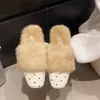 Sapatos peludos estilo coreano retrô com bolinhas de pelúcia para usar ao ar livre, estilo gentil e preguiçoso 2026, chinelo feminino com cobertura para a cabeça, vibe de início de outono