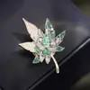 Fivela Magnética Elegante e Exquisita de Alto Padrão com Micro Zircônias em Formato de Folha de Bordo, Fivela Fixa Elegante e Versátil para Evitar Exposição para Mulheres