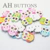 Venta al por mayor de fábrica de botones de madera con estampado de abejas de colores, pegatinas hechas a mano, joyería DIY, hebilla de madera mixta de colores
