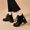 Botas Chelsea de Couro Patente com Bico Redondo Estilo Britânico Femininas 2026 Novas Botas Curtas Outono Inverno Botas Individuais Versáteis Sola Grossa Botas Curtas com Veludo
