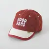 Moda Outono e Inverno Boné de Basebol Acolchoado com Diamantes para Meninos e Meninas Combinação de Cores Bordado com Letras Boné com Aba à Prova de Vento e Quente Venda por Atacado