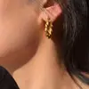 Pendientes europeos y americanos transfronterizos moda pendientes cortos con forma de cuerno en C acero inoxidable chapado en oro de 18 quilates pendientes que no se decoloran para mujer venta al por mayor
