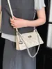Bolsa quadrada pequena de corrente de alta qualidade transfronteiriça para mulheres, nova moda 2026 bolsa de ombro sob o braço, bolsa transversal de nicho para o dia a dia