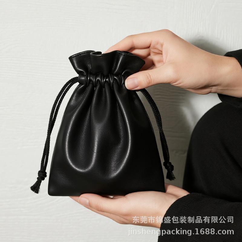 jimeng-2025-08-08-4998-黑色皮革pu小