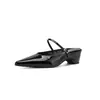 Sapatos mule versáteis cor nude que aumentam a altura com elevação interna em couro envernizado 2026 salto médio bico fino biqueira em couro genuíno chinelos de exterior 42