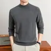 Artículo popular de transmisión en vivo suéter para hombre cuello medio alto otoño e invierno engrosado casual capa base tejido suéter de lana para hombre estilo old money