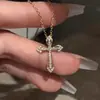 Nova Corrente de Clavícula com Pingente de Cruz Totalmente Cravejado Personalizado para Mulheres, Tendência de Luxo Leve de Nicho Elegante, Venda por Atacado em Transmissão ao Vivo no Douyin