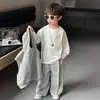 2287 Conjunto de Tres Piezas con Sudadera con Capucha para Niños Primavera y Otoño 2026 Nueva Ropa de Otoño Conjunto de Sudadera Estilo Coreano para Niños