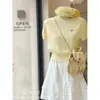 Camiseta de punto de seda helada para mujer, de manga corta, cuello redondo retorcido, bordada en amarillo, hombro derecho, ajustada, para verano
