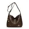 Bolsa Feminina Novo Estilo 2025 Padrão Bolsa de Ombro Feminina Grande Capacidade Fashionável Mais Fácil de Combinar Mochila de Viagem para Mãe de Meia-Idade e Idosa