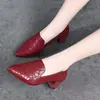 Zapatos de Mamá Suela Suave Zapatos de Mujer 2026 Otoño Nuevo Estilo Cómodos Zapatos Individuales para Personas Mayores Estilo Étnico Retro de Cuña Baja Bordados de Cuero