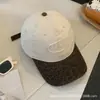 Boné de beisebol com estampa de leopardo retrô americano para mulheres, novo boné de aba de pato versátil com blocos de cor e letras bordadas para proteção solar, moderno para homens