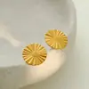 Pendientes de disco de acero inoxidable con patrón radiado transfronterizos, patrón de sol dorado mate vintage, simples y elegantes, versátiles para ir al trabajo