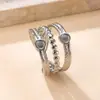 Anillo de pareja hueco de tres líneas de presión de aceite de acero inoxidable estilo ins transfronterizo diseño de nicho anillo abierto de acero de titanio