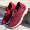 2026 Verão Novo Modelo Sapatos Femininos para Caminhada Atacado Respiráveis Slip-On Solado Macio para Mães de Meia-Idade e Idosas