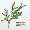 Fundo para Decoração de Casamento Altamente Realista com Grama de Pinheiro e Tema Floresta Branco-Verde com Arranjos Florais e Decorações de Corredor