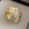 Estilo europeo y americano, pulsera circular abierta de metal plisado exagerado, un accesorio lujoso y de alta gama, moderno y con diseño intrincado, una pieza de joyería única para mujer