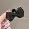 Elegante y minimalista pinza pequeña de tiburón color café para mujer, perfecta para peinar cabello corto, con un diseño de perla redonda de alta calidad, creando un look dulce y encantador