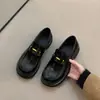Mocassins slip-on de sola grossa para mulheres, novo modelo outono 2026, sapatos de couro pequenos estilo JK britânico, sapatos pretos únicos populares