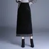 Saia Midi Meia-calça Hugging de Veludo Dourado Feminina Nova Outono/Inverno 2026 Cintura Alta Fenda nas Costas Comprimento Midi Elegante Afinando Saia Reta
