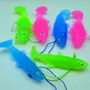 Una Variedad de Juguetes de Peces Dorados, Juguetes de Pesca de Mercado Nocturno, Modelos Infantiles de Goma Blanda, Juguetes para Pescar Peces, Juguetes para Jugar en el Agua y Paisajismo para Bebés