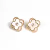 Pendientes coreanos de nuevo estilo de flor de cuatro hojas para mujer, a la moda, dulces, sencillos, de lujo ligero, diseño de nicho, clip para oreja, accesorios para orejas