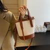 Bolso pequeño de alta gama en contraste de color para mujer, bolso bandolera moderno y popular de 2025, bolso de hombro tipo cubo súper popular.
