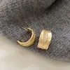 Pendientes retro de estilo francés con circonita cúbica plisada en forma de C, sencillos y versátiles para el uso diario, que exudan un aura elegante y sofisticada, pendientes ligeros y lujosos para mujer