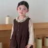 Nuevo Vestido de Estilo Bosque para Niñas Otoño 2026 Conjunto de Dos Piezas con Chaleco para Niños + Ribete de Encaje