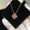 Collar Trébol de Cuatro Hojas Rosa Madreperla Oro Rosa 18K Edición Limitada de Navidad Van Gogh Collar Clavícula Diamante Edición Limitada para Mujer