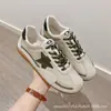 Tênis de treino alemães com aumento de altura 2026 verão novo estrelas retrô estilo coreano versátil sola macia respirável sola grossa sapatos Forrest Gump femininos