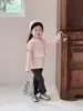Otoño 2026 Nuevo Estilo Coreano Ropa Infantil Niñas Chaqueta de Botones Redonda Cuello Redondo Dos Piezas Top Dulce y Lindo Camiseta Básica