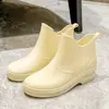 Botas de Lluvia de Moda Atuendo para Mujer Impermeables Antideslizantes Populares en Internet Zapatos de Agua Caña Corta Estilo Japonés Suela Gruesa Zapatos de Goma Resistentes al Desgaste Cálidos Zapatos de Cocina