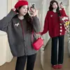 Ropa de Maternidad Coreana Otoño e Invierno 2025 Nueva Moda Diseño de Dibujos Animados Suéter Chaqueta Camisa Base Pantalones de Pierna Ancha Conjunto