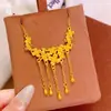 Collar Floral Dorado con Latón de Alta Retención de Color para Mujer, Estilo Lujo Ligero, Diseño Tradicional de Borla de Flor, Cadena para Clavícula de Compromiso y Boda