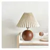 Lámpara de mesa plisada vintage, estilo coreano retro ins femenino, lámpara decorativa creativa de madera maciza para mesita de noche de dormitorio, casa de huéspedes