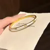 Pulsera de estilo coreano de lujo ligero con cierre de tres diamantes y cuatro conchas para mujer, pulsera exquisita de acero de titanio que no se decolora, accesorio nuevo moderno y versátil
