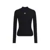Top de punto blanco minimalista puramente deseable con bordado y cuello alto de canalé para mujer, versátil y elegante para otoño e invierno, perfecto para disimular la figura