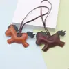 Nuevo Colgante Minimalista de Pony para Dinero Encanto para Bolso de Piel Sintética Accesorio de Pony Versátil de Gama Alta Adorno para Colgar en el Coche