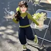 Conjunto de dos piezas de pantalones de lunares estilo coreano para niñas, nueva colección primavera/otoño 2026, atuendo moderno y elegante para niñas pequeñas