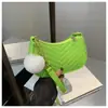 Bolso de cadena para mujer para debajo del brazo con correa de cadena para el hombro y dije de pompón esponjoso. Puede caber un teléfono móvil, lápiz labial y otros artículos pequeños.