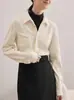 Camisa gruesa cepillada francesa para mujer, diseño suelto, sentido de la moda, nicho, versátil, top para apilar, temperamento, camisa profesional, otoño e invierno