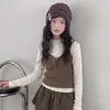 Nova coleção de outono de roupas para meninas: conjunto estiloso e da moda de três peças incluindo um top tipo camisola, saia e calça para meninas