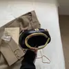 Bolsa de Embrague Metálica de Cadena de un Solo Hombro Cruzada de Moda Retro Tendencia Europea y Americana de Nicho Nuevo Verano 2025 de Alto Valor