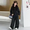 Conjunto Espeso con Forro de Felpa para Niñas Otoño Invierno 2026 Nuevo Estilo Coreano Chaleco Casual con Capucha para Niña Conjunto de Tres Piezas