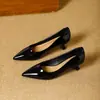 Sapatos de Salto Alto Fino 2026 Nova Coleção Primavera Estilo Francês Cor Sólida Couro Envernizado Sapatos de Trabalho Bico Fino Salto Médio Boca Rasa Sapatos de Salto Único