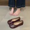 ¡Versión de piel de oveja! Zapatos retro para mujer con estampado de leopardo no duplicado y puntera dividida tipo pezuña de cerdo, slip-on cómodos planos tipo abuela