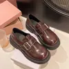 Mocassins com Solado Grosso de Temperamento Feminino 2026 Outono Novo Estilo Combine com Saias Sapatos Baixos Fashionáveis Versátil para o Trabalho Estilo Japonês Sapatos Pequenos de Couro