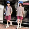 Conjunto Nuevo Estilo Verano 2026 para Niñas con Cuello Bloque de Color, Mangas Cortas Rayadas Raglán, Conjunto de Pantalones de Cinco Puntos Anchos de Color Sólido