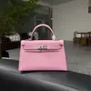 Mini bolso Kelly cosido a mano con hilo encerado de patrón de lagarto, forro de piel de vacuno de plena flor, detalles tachonados a mano de piel de oveja y herrajes de acero completo